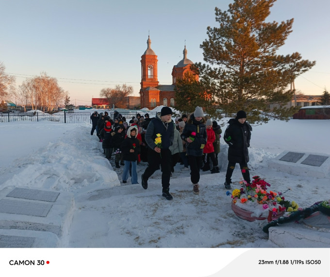 Возложение цветов к Мемориалу памяти погибшим воинам в годы Великой Отечественной войны"..
